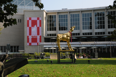 909923 Afbeelding van het Gouden Kalf op het Lucasbolwerk te Utrecht, ter gelegenheid van de 44ste editie van het ...